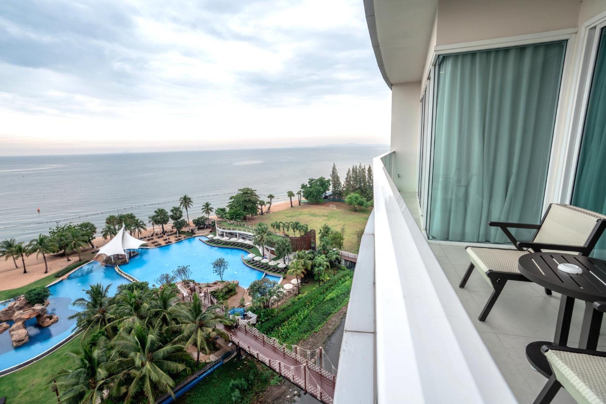 Movenpick Residences Pattaya With Ocean View Praia de Jomtien Exterior foto